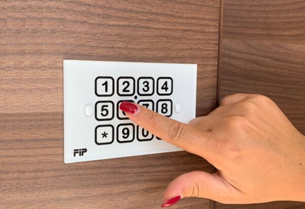 Serratura-elettronica-tastiera-codici. Velocità e praticità: invio dei codici tramite email o WhatsApp