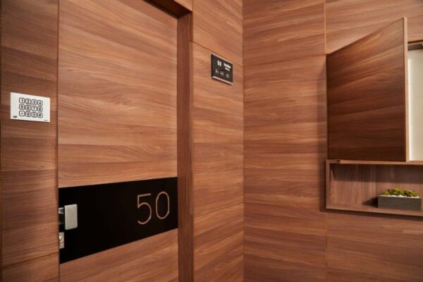 porta hotel con boiserie e tastiera e codici