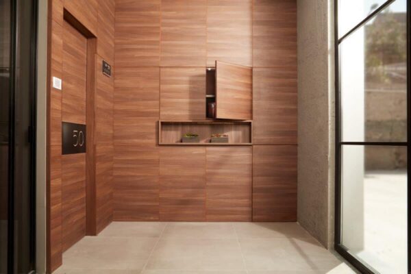 porta hotel con boiserie e tastiera con codici