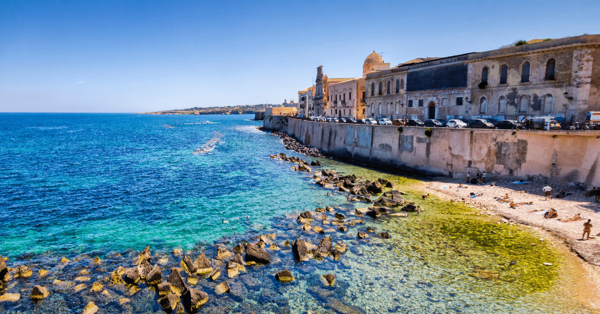 Guida Essenziale alle Normative Turistiche in Sicilia: Cosa Devono Sapere gli Operatori del Settore