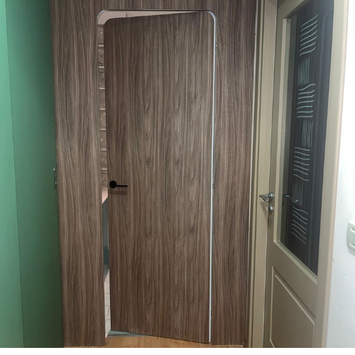 Porta rasomuro con boiserie aperta