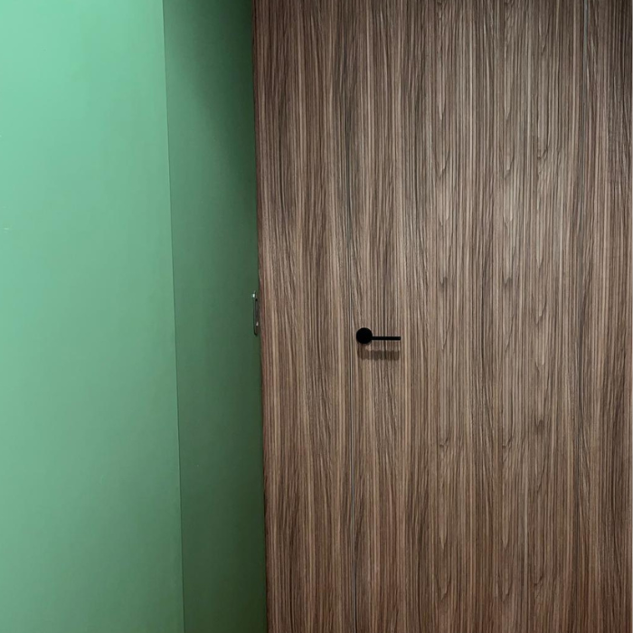 Porta con pannelli boiserie noce