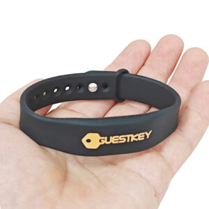 Braccialetto RFID FAREMI indossato al polso per accesso camere hotel